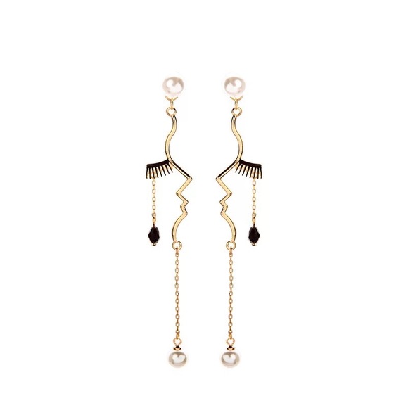 A pair of earrings - Picture 1 of 2